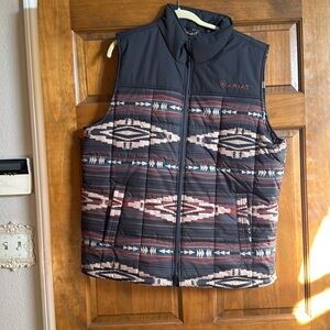 Men’s brand new ariat cribs insulated vest. Size extra large.